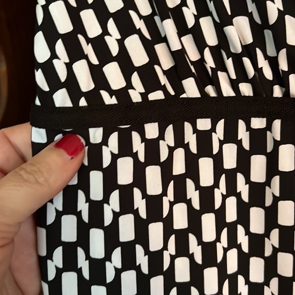 MAURICE’S Black/White Pattern V-Neck/Button Cap Sleeve Top, Medium, GUC. - Picture 6 of 8